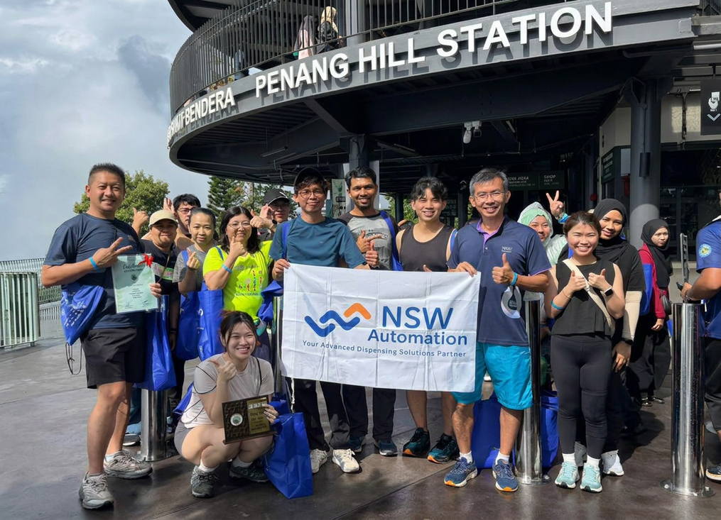 nsw-trash-hill-volunteers-group-photo A cleaner, greener hill made possible through collective action of volunteers.